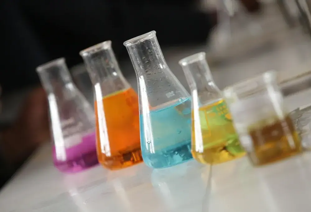 Co to bufor w chemii? Zrozumienie jego roli w stabilizacji pH