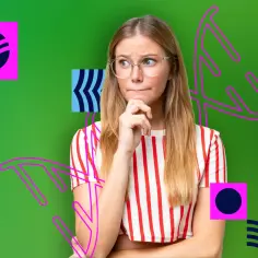 Młoda kobieta w okularach zamyślona na zielonym tle z geometrycznymi kształtami.