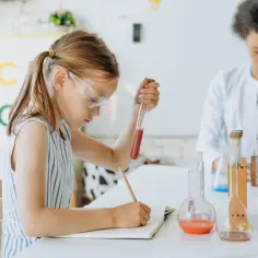 Eksperymenty z dziećmi w domu, które rozwiną ich ciekawość i kreatywność