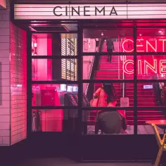 Jak uczyć się angielskiego z filmów: 7 skutecznych metod dla każdego