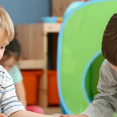 Eksperymenty z brokatem: kreatywne zabawy, które zachwycą dziewczynki