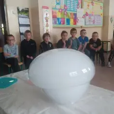 Eksperymenty z suchym lodem: Ciekawe doświadczenia dla dzieci w szkole