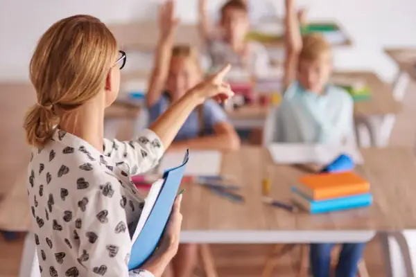 Nauczanie zintegrowane czy wczesnoszkolne: co wybrać dla dziecka?