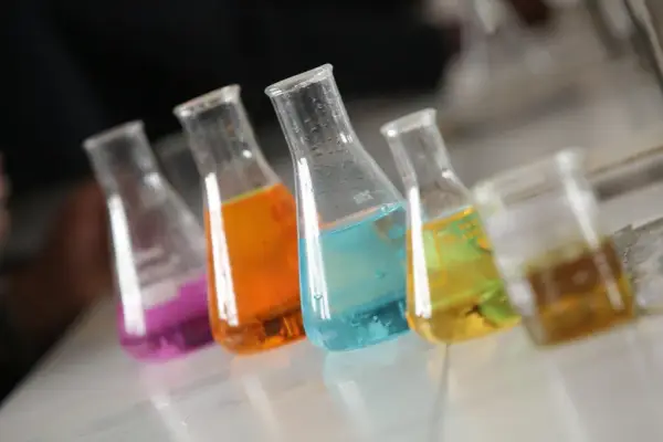 Co to bufor w chemii? Zrozumienie jego roli w stabilizacji pH